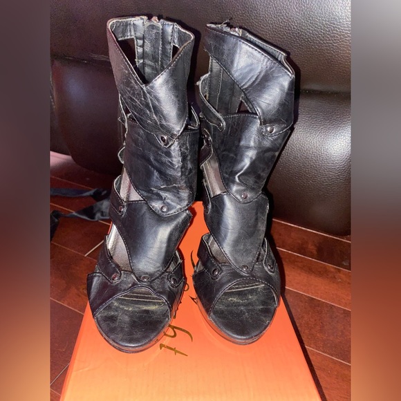 Le Chateaux Heels! - Picture 2 of 2